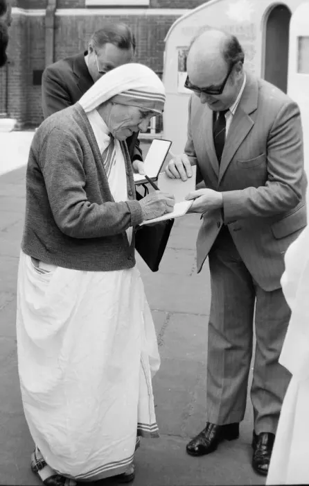 Framed Print : Mother Teresa of Calcutta seen here signing autographs outside St James Church Piccadilly