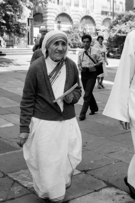 Framed Print : Mother Teresa of Calcutta seen here signing autographs outside St James Church Piccadilly