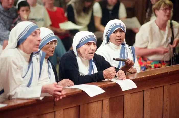Framed Print : Mother Teresa in church in Liverpool, Merseyside. 17th June 1996 Framed Print : Mother Teresa in church in Liverpool, Merseyside. 17th June 1996