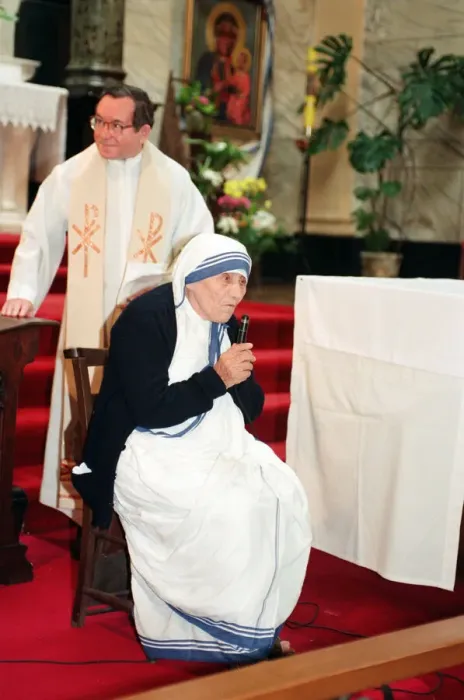 Framed Print : Mother Teresa in church in Liverpool, Merseyside. 17th June 1996 Framed Print : Mother Teresa in church in Liverpool, Merseyside. 17th June 1996