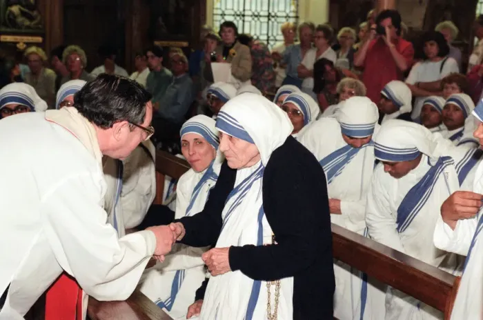 Framed Print : Mother Teresa in church in Liverpool, Merseyside. 17th June 1996 Framed Print : Mother Teresa in church in Liverpool, Merseyside. 17th June 1996