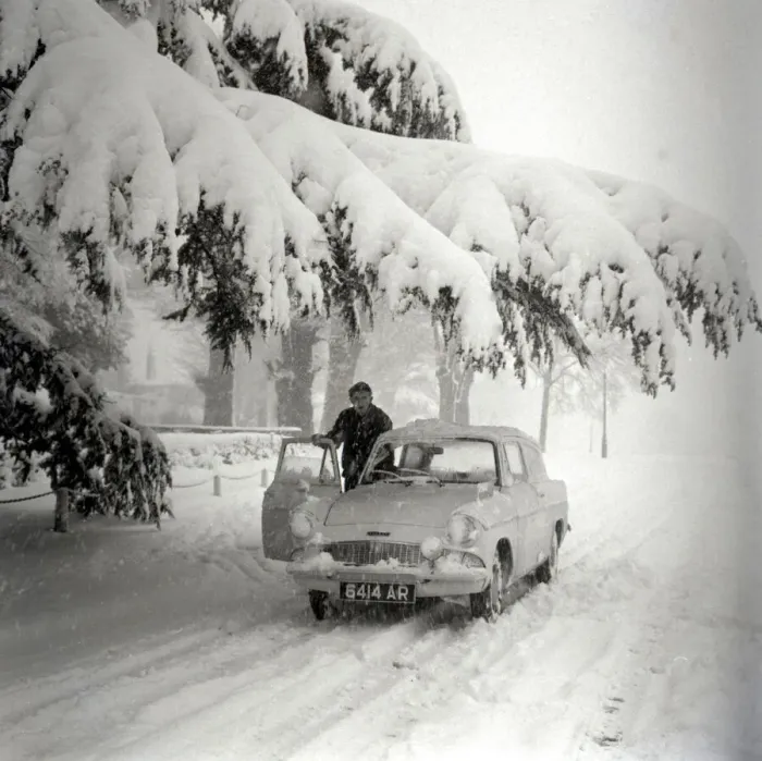 Framed Print : A motorist clears the snow off his car after a heavy fall in Hadley Wood Framed Print : A motorist clears the snow off his car after a heavy fall in Hadley Wood