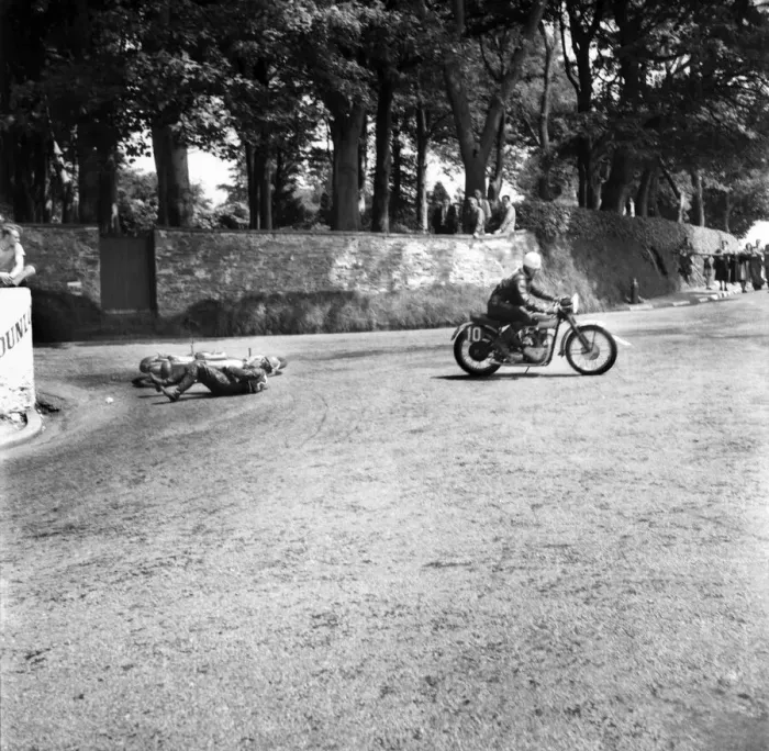 Framed Print : Motorsport. Isle of Man TT Races 1953 D. Powell. June 1953 D3141-012