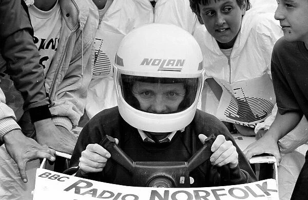 MP Colin Moynihan at the Soap box derby at Brands Hatch - 27  /  06  /  1988 (neg no 88  /  1752)
