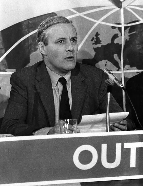 Mr. Anthony Wedgwood Benn, M. P. at the Press Conference on the E. E. C. May 1975 P003790