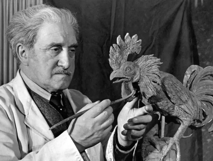 Framed Print : Mr. Benno Elkan, with his statuette, which is being presented by Arsenal to Tottenham