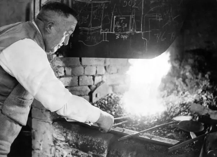 Framed Print : Mr. Charlton Amos, blacksmith, at his forge in Heddon-on-the-Wall