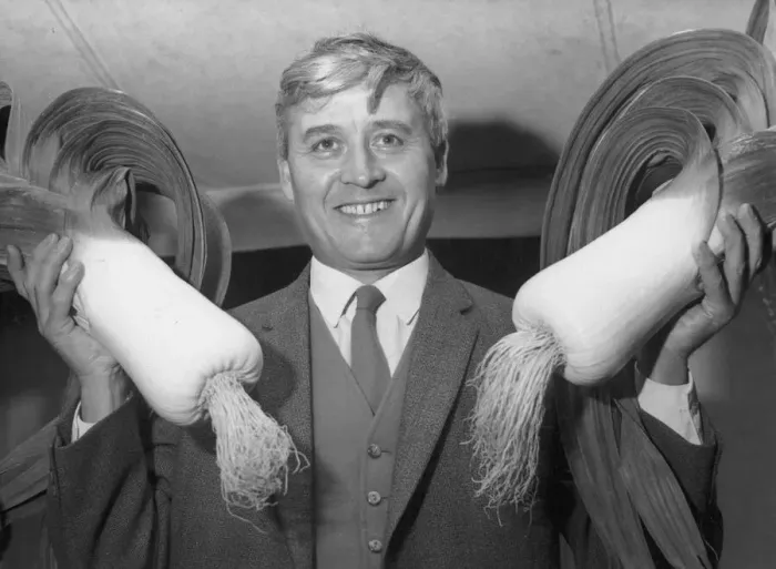Framed Print : Mr G Stonehouse of Jarrow, grower of the worlds biggest leeks