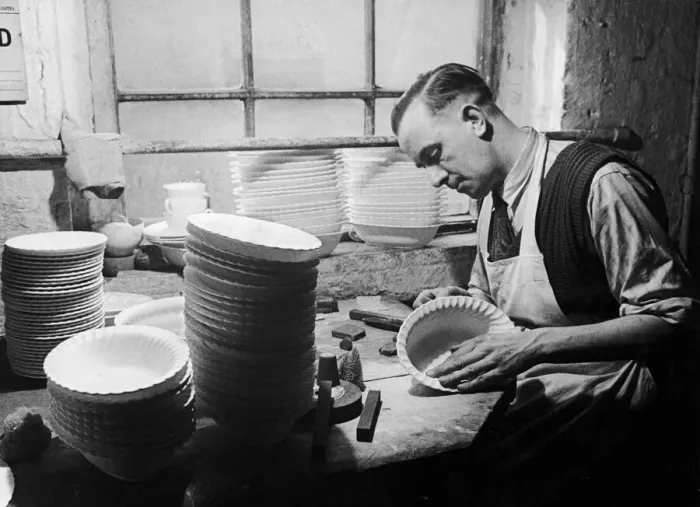 Framed Print : MR Gs Oakden, a worker at the Minton China Works in Stoke On Trent