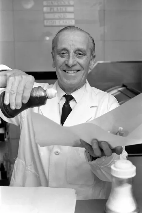 Framed Print : Mr. John Leeman in his fish and chip shop in Doncaster. November 1969 Z12152-003 Framed Print : Mr. John Leeman in his fish and chip shop in Doncaster. November 1969 Z12152-003