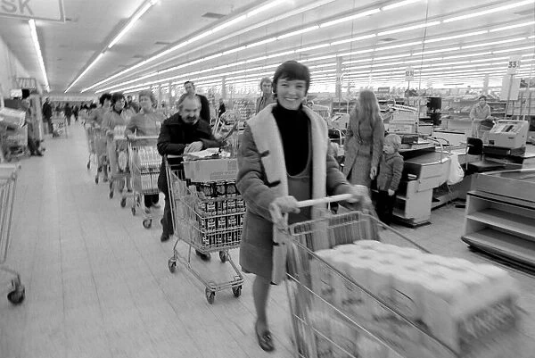Mr. and Mrs. Dallas. Buy a year provisions. Shopping  /  Unusual. February 1975 75-00679-003