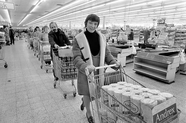 Mr. and Mrs. Dallas. Buy a year provisions. Shopping  /  Unusual. February 1975 75-00679-002