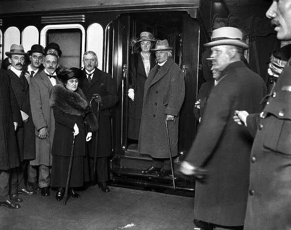 Mr & Mrs Lloyd George leave London for Manchester. 13th October 1922