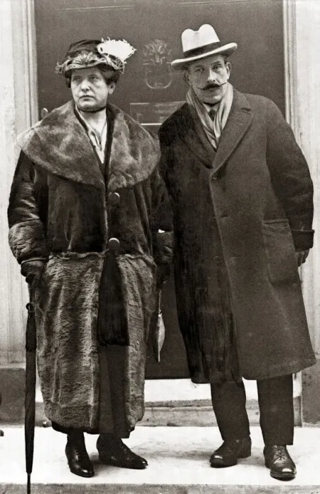 Framed Print : Mr and Mrs Tom Griffiths leaving Number 10 Downing Street February 1924 Framed Print : Mr and Mrs Tom Griffiths leaving Number 10 Downing Street February 1924