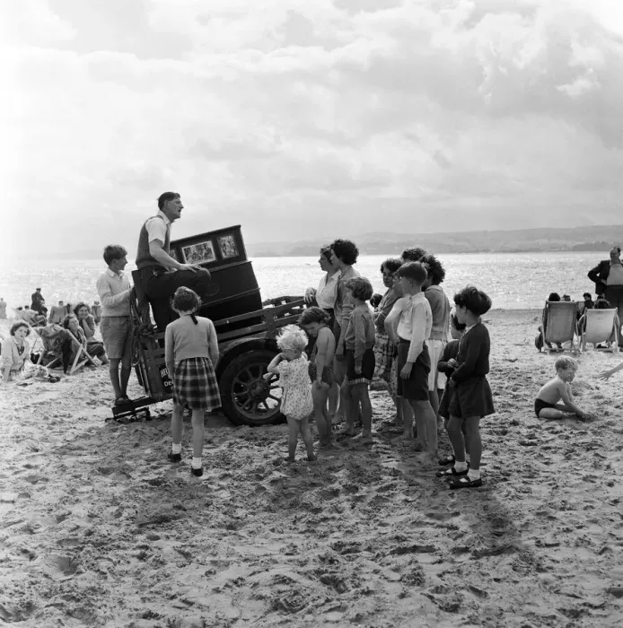Framed Print : Mr Percy Tucker playing an ancient Barrel Organ on the beach of Exmouth