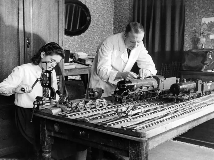 Framed Print : Mr. R. Lennard works on a scale model of an LNER Pacific Loco with help from his daughter Framed Print : Mr. R. Lennard works on a scale model of an LNER Pacific Loco with help from his daughter
