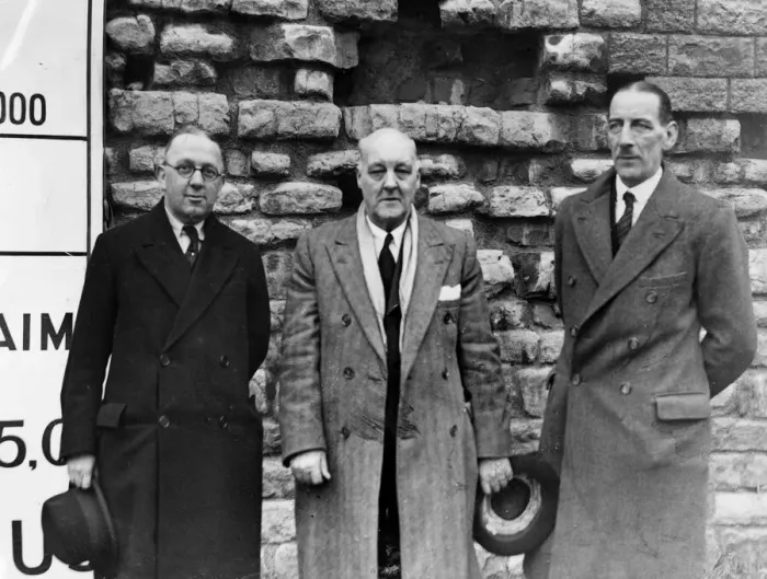 Framed Print : Mr W. Bullock (centre), who opened the ceremony of changing the indicator in Cardiff