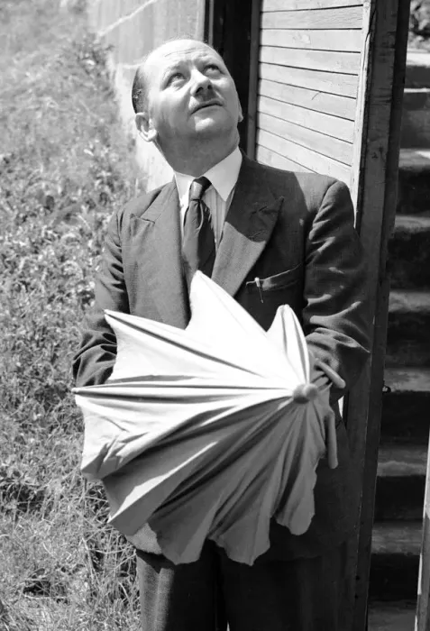 Framed Print : Mr W Davis of Priory Hill Dartford, Kent is doubtful about the weather. 10th August 1953 Framed Print : Mr W Davis of Priory Hill Dartford, Kent is doubtful about the weather. 10th August 1953