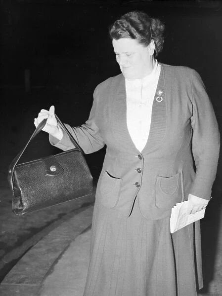 Mrs Bessie Braddock & handbag 9  /  4  /  1952 C1795  /  1