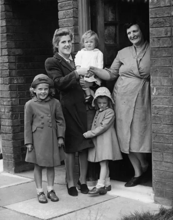 Framed Print : Mrs Davies welcomes Mrs Thompson and her children, to her home in Stonefield Road Huyton Framed Print : Mrs Davies welcomes Mrs Thompson and her children, to her home in Stonefield Road Huyton