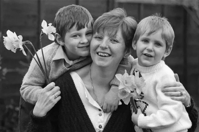 Framed Print : Mrs Dee Hughes and her sons Joe, 5, and Adam, 3, at their Bromsgrove home Framed Print : Mrs Dee Hughes and her sons Joe, 5, and Adam, 3, at their Bromsgrove home