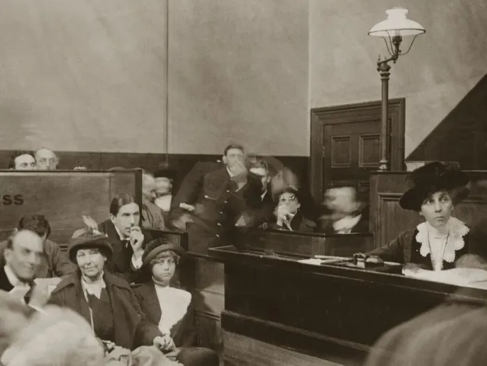 Framed Print : Mrs Dora Montefiore Suffragette October 1913 Pictured in Court 1910s Framed Print : Mrs Dora Montefiore Suffragette October 1913 Pictured in Court 1910s