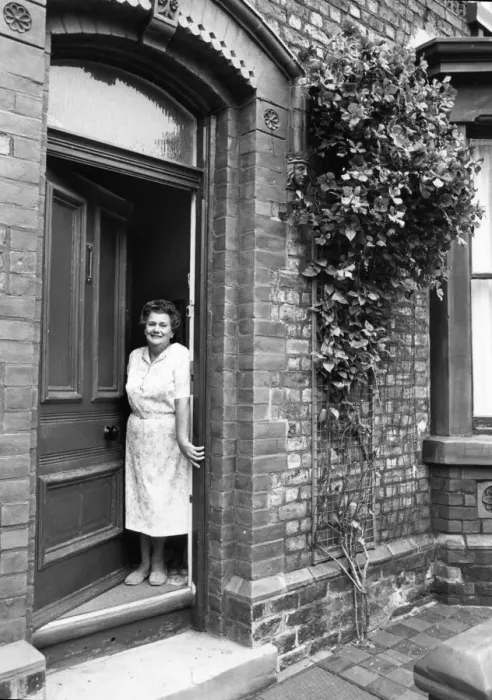 Framed Print : Mrs Doris Atkins of Skerries Road, Anfield who along with other local residents living in