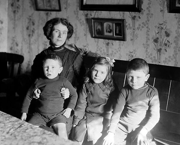 Mrs Evans widow of P. O. Edgar Evans with her children circa 1913