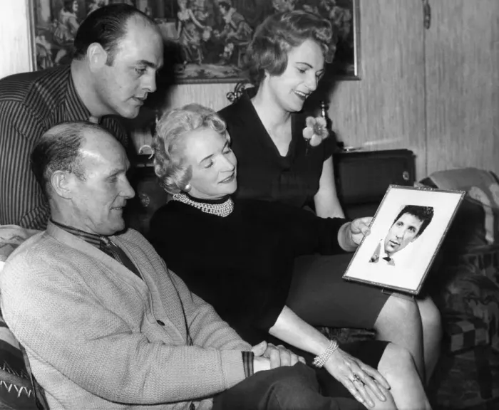 Framed Print : Mrs Freda Woodward and her husband Mr Tom Woodward (seated Framed Print : Mrs Freda Woodward and her husband Mr Tom Woodward (seated
