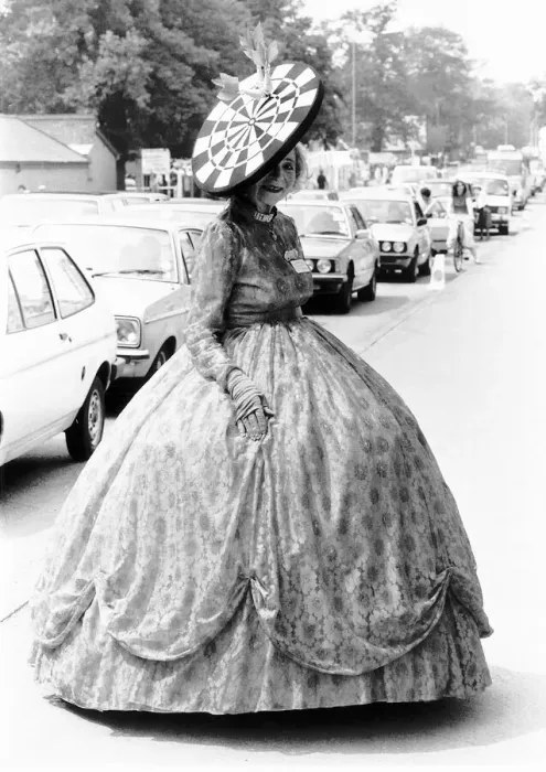 Framed Print : Mrs Gertrude Shilling at Royal Ascot with a dartboard hat creation June 1984
