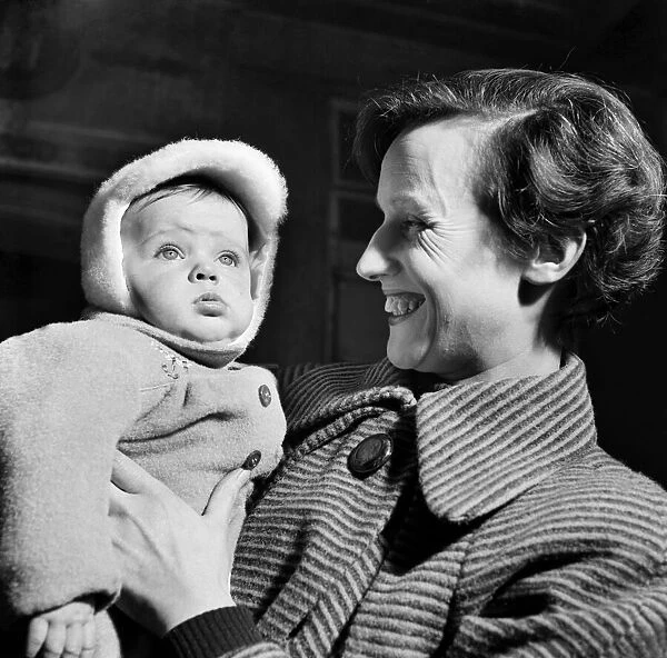 Mrs. Ivy Oldfield and baby son Bobbie aged 6 months. December 1952 C6284