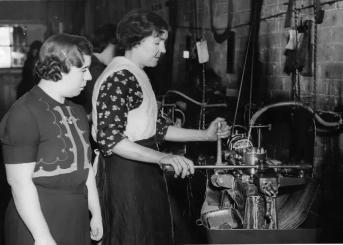 Framed Print : Mrs Jeanings supervising part timer Mrs Williams at her machine in a Birmingham munitions Framed Print : Mrs Jeanings supervising part timer Mrs Williams at her machine in a Birmingham munitions