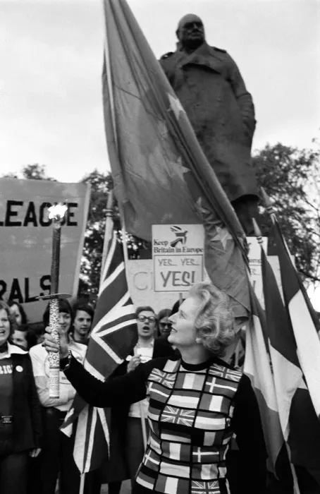Framed Print : Mrs Margaret Thatcher holding the European flag under the statue of Sir Winston Churchill Framed Print : Mrs Margaret Thatcher holding the European flag under the statue of Sir Winston Churchill