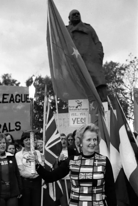 Framed Print : Mrs Margaret Thatcher March 1975 holding the European flag under the statue of Sir Framed Print : Mrs Margaret Thatcher March 1975 holding the European flag under the statue of Sir