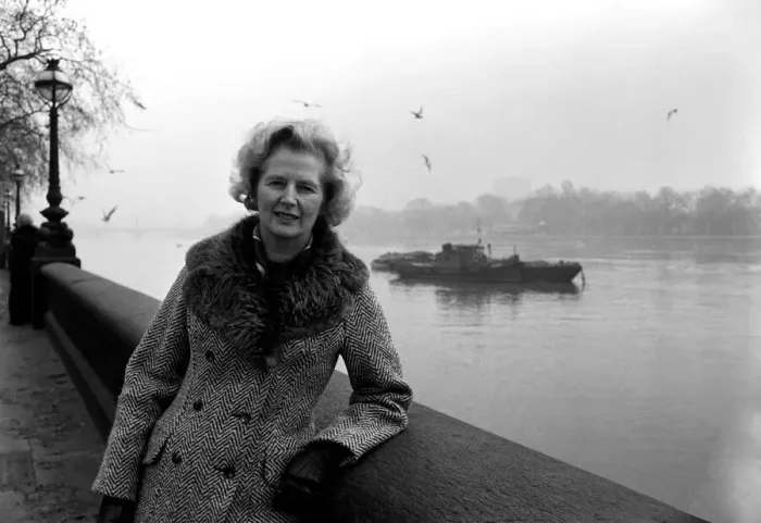 Framed Print : Mrs. Margaret Thatcher next to the Thames. February 1975 75-00775-004 Framed Print : Mrs. Margaret Thatcher next to the Thames. February 1975 75-00775-004