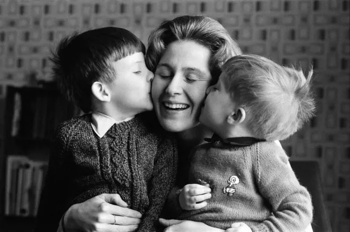 Framed Print : Mrs Maureen Davies and her two children, Peter, 2, and Michael, 5. 11th February 1972 Framed Print : Mrs Maureen Davies and her two children, Peter, 2, and Michael, 5. 11th February 1972