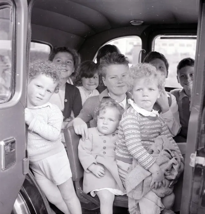 Framed Print : Mrs Mavis Graham and her 12 children seen here arriving at Bigbury on Sea in Devon