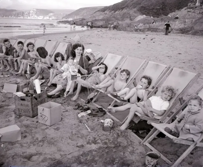 Framed Print : Mrs Mavis Graham and her 12 children seen here having a picnic beside the sea at Bigbury