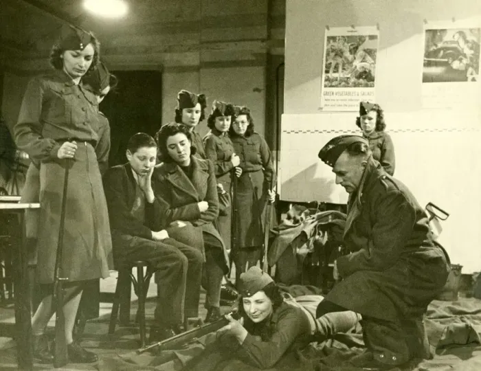 Framed Print : Mrs Olive carson taking rifle training instruction from Instructor while two of her Framed Print : Mrs Olive carson taking rifle training instruction from Instructor while two of her