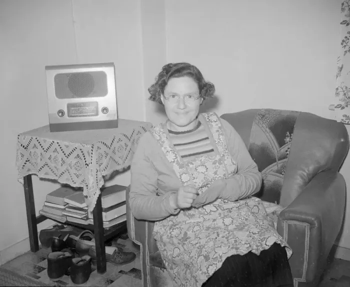 Framed Print : Mrs Read of Aylesbury seen here darning socks whilst listening to The Archer