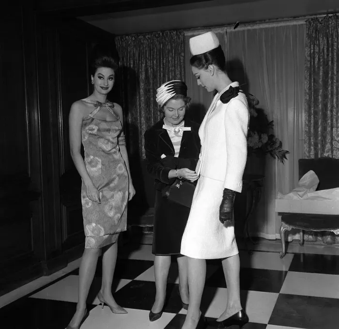 Framed Print : Mrs Reginald Maudling November 1962 opening London Fashion Week with two of the models