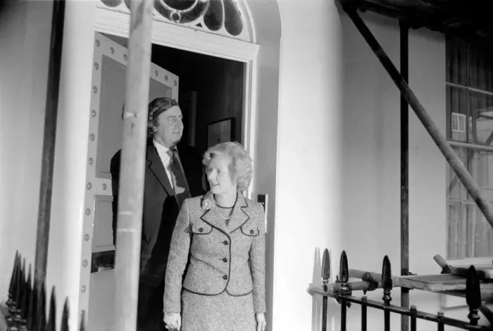 Framed Print : Mrs. Thatcher visits Mr. Heath. February 1975 75-00831-002