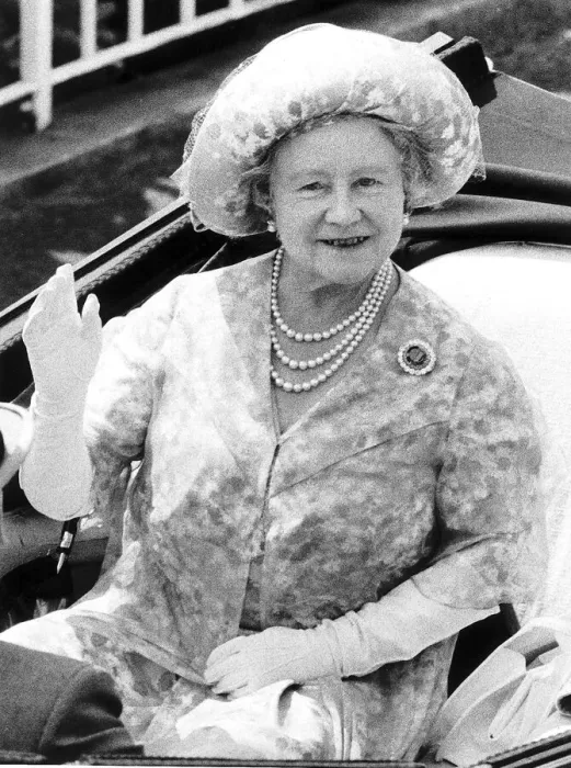 Framed Print : MSI Queen Mother arriving at the course for Royal Ascot 1978 in an open landau Framed Print : MSI Queen Mother arriving at the course for Royal Ascot 1978 in an open landau