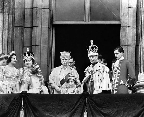 MSI Queen Mother (L) with other members of the Royal Family on the Balcony of Buckingham