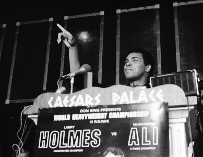 Framed Print : Muhammad Ali ahead of his world heavyweight title comeback fight against WBC Champion Framed Print : Muhammad Ali ahead of his world heavyweight title comeback fight against WBC Champion