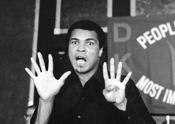 Framed Print : Muhammad Ali ahead of his world heavyweight title comeback fight against WBC Champion