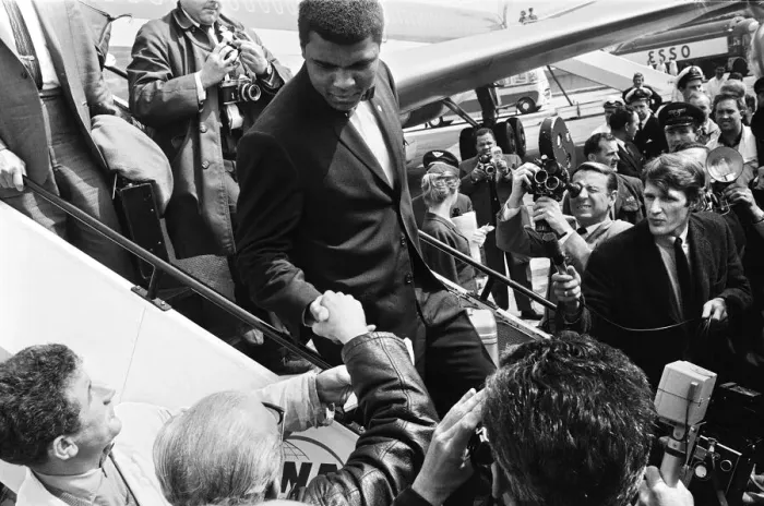 Framed Print : Muhammad Ali arrives in England ahead of his rematch with Henry Cooper on 21st May