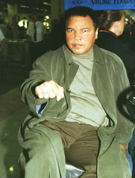 Framed Print : Muhammad Ali boxing legend December 1999 leaves Heathrow Airport for the United