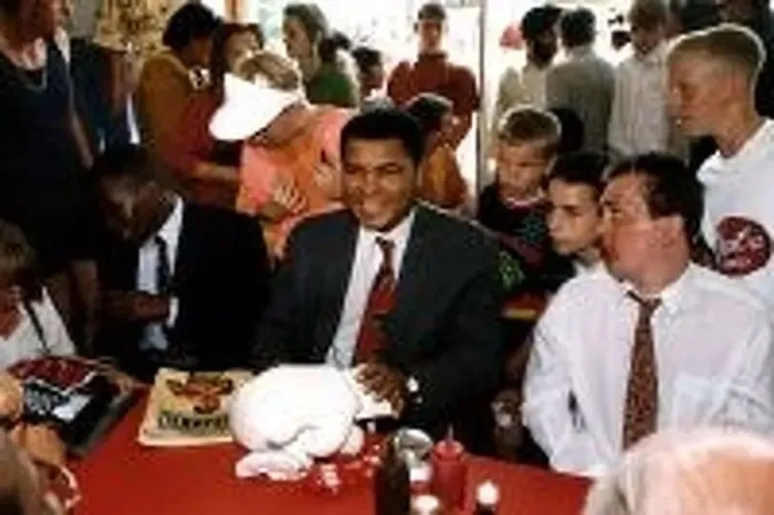 : Muhammad Ali (Cassius Clay) Boxer with 2 young boxers suffering from brain damage : Muhammad Ali (Cassius Clay) Boxer with 2 young boxers suffering from brain damage