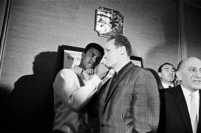 Framed Print : Muhammad Ali (Cassius Clay) and Henry Cooper at a press conference ahead of their Framed Print : Muhammad Ali (Cassius Clay) and Henry Cooper at a press conference ahead of their